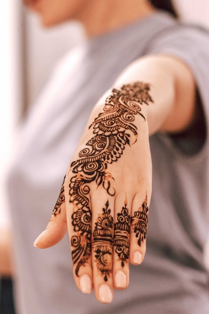 Arabic henna design of floral motifs 