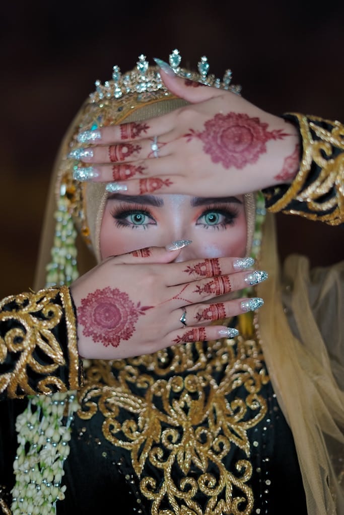 Captivating Gol Takki bridal henna