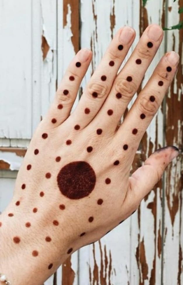 Eid Mehndi Designs - Simple Gol Tikki Design with dots on the top of the hand.