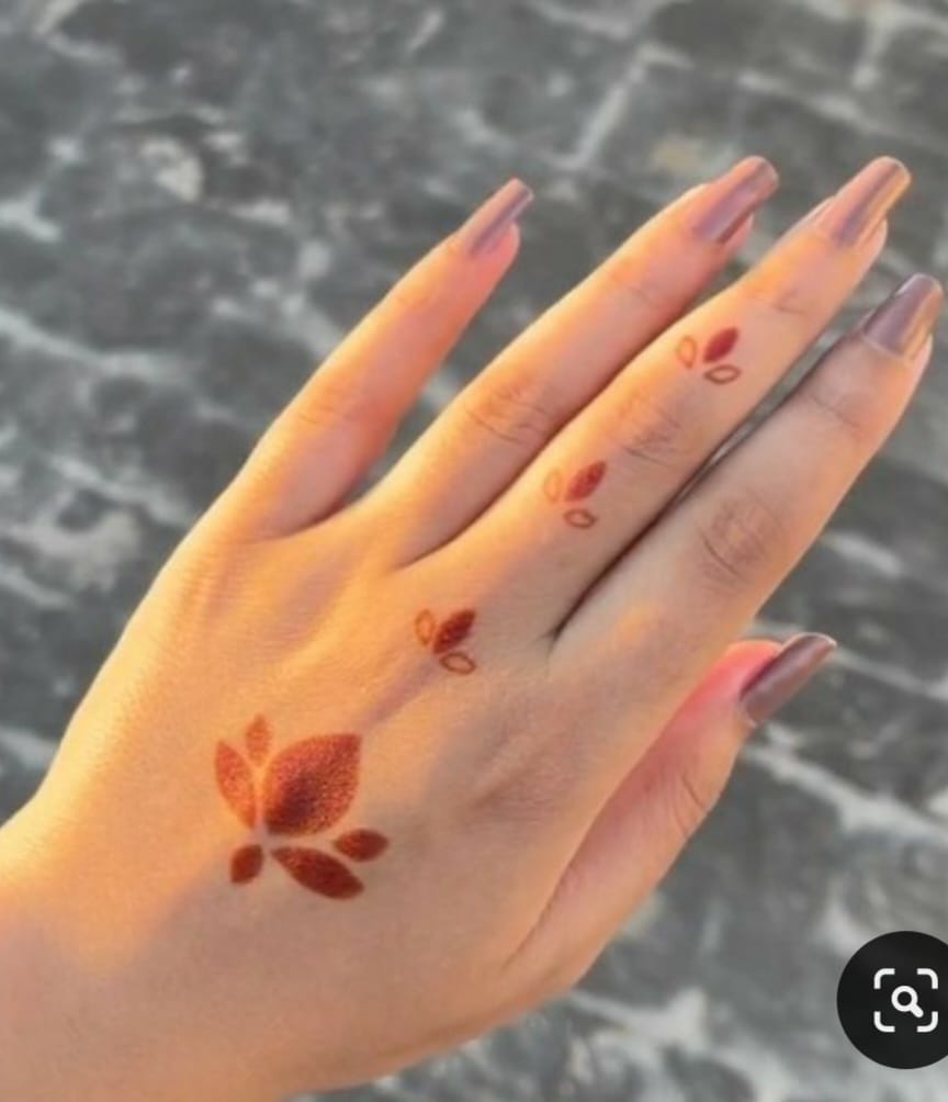 Lotus mehndi is one of the simple mehndi designs anyone can try to achieve elegant look